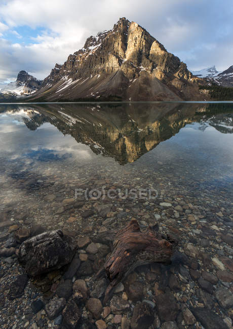 Vista panorámica de Bow Lake Reflection, Rockies canadienses, Alberta, Canadá - foto de stock
