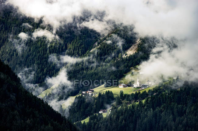 Vista panoramica del paese montano sotto le nuvole, Dolomiti, Alto Adige, Italia — Foto stock