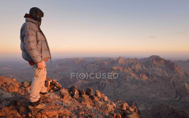 Зрелый человек, стоящий на вершине замка Купол, Аризона, США — стоковое фото