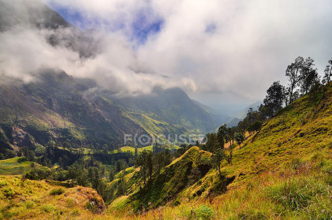 Vista panorámica de las montañas en Mount Rinjani, Lombok, West Nusa Tenggara, Indonesia - foto de stock