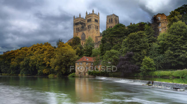 Vista panoramica della cattedrale di Durham lungo il fiume Wear, Regno Unito — Foto stock