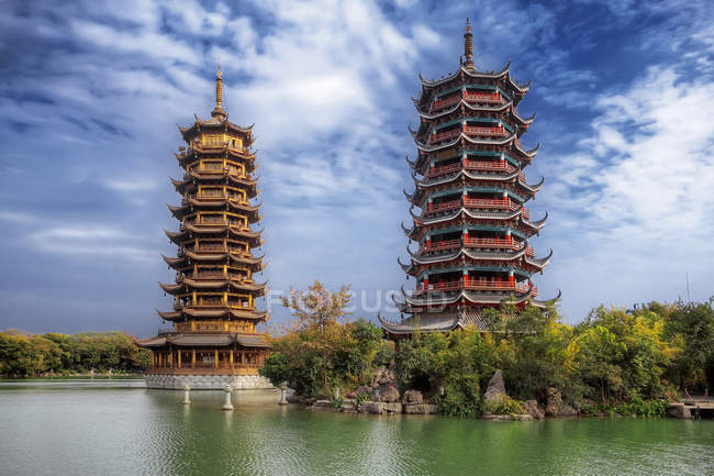 China, Guilin, Sonne und Mond Zwillingspagoden — Stockfoto