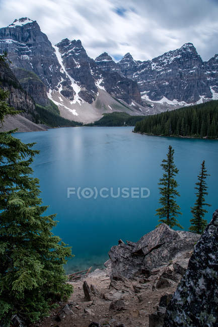 Vue panoramique sur le lac Moraine, Alberta, Canada — Photo de stock