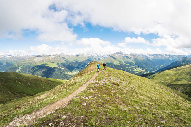 VTT homme et femme dans les Alpes suisses, Grindelwald, Suisse — Photo de stock