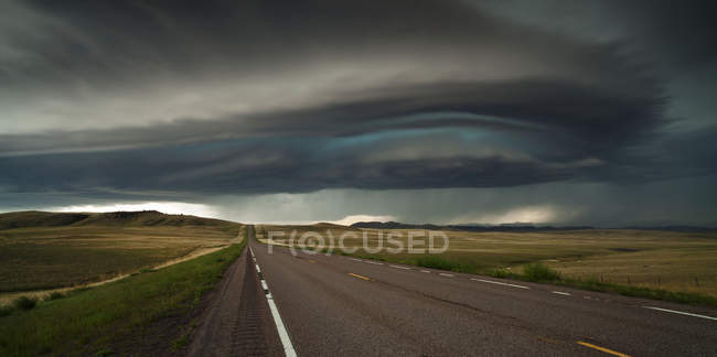 Vista panorâmica da tempestade fascinante sobre uma estrada — Fotografia de Stock