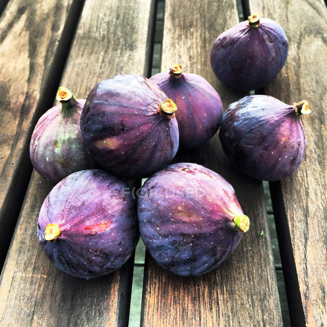 Closeup of figs heap on wooden table — Stock Photo