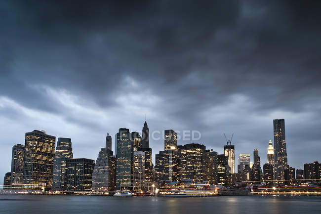 Vista panorâmica de Manhattan skyline à noite, Nova York, EUA — Fotografia de Stock