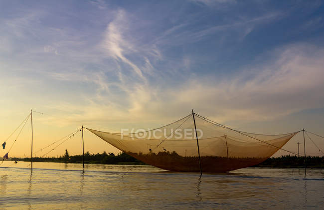 Malerischer Blick auf das Fischernetz bei Sonnenaufgang in hoi an, Vietnam — Stockfoto