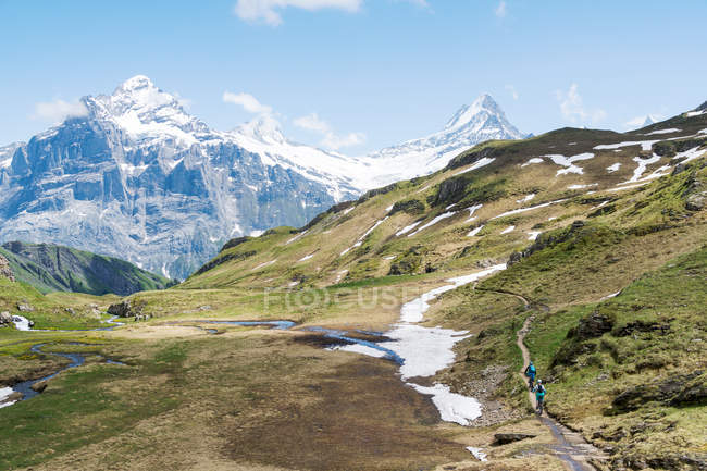 Due donne in mountain bike nelle Alpi svizzere, Grindelwald, Svizzera — Foto stock