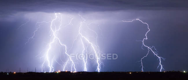 Vista panorámica del panorama de la tormenta eléctrica, Arizona, EE.UU. - foto de stock