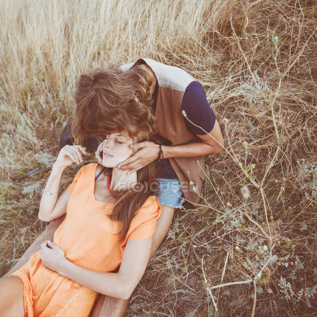 Vista dall'alto della bella coppia amorevole che giace in un campo di erba — Foto stock