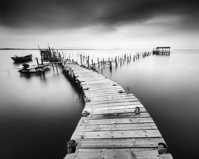 Dilapidated old pier in Carrasqueira, Portugal — Stock Photo