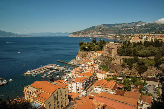 Vista elevada de Sorrento y Bahía de Nápoles, Italia - foto de stock