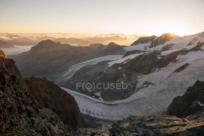 Nascer do sol sobre os Alpes Suíços acima do glaciar Aletsch, Graubunden, Suíça — Fotografia de Stock