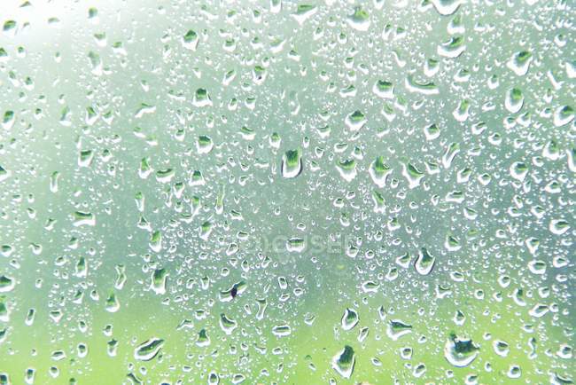 Vue rapprochée des gouttes de pluie sur verre — Photo de stock