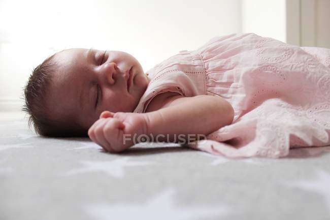 Menina bebê vestindo vestido rosa dormindo — Fotografia de Stock