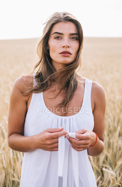 Portrait of sensual caucasian woman standing in wheat field — Stock Photo