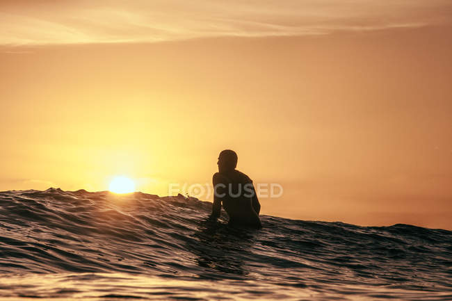 Silhouette de Surfeur sur planche de surf à Sunset, Californie, Amérique, USA — Photo de stock