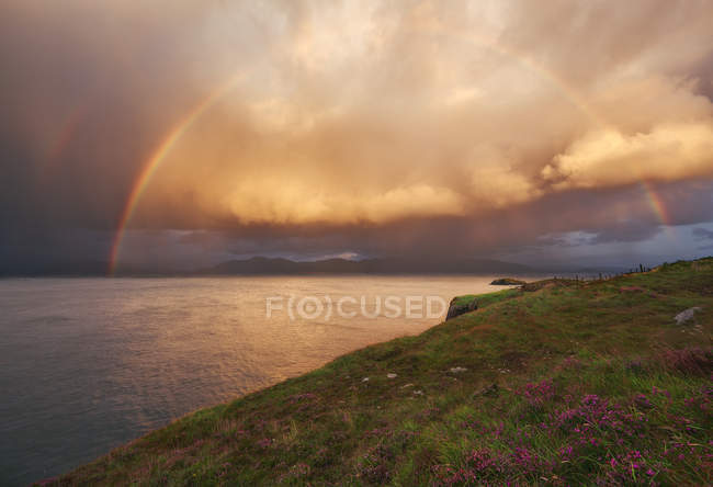 Vista panorámica del arco iris al atardecer sobre Irlanda - foto de stock