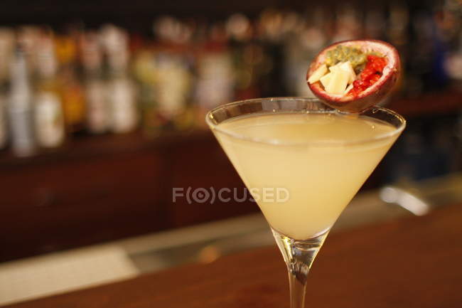 Passion fruits cocktail at bar counter, blurred background — Stock Photo
