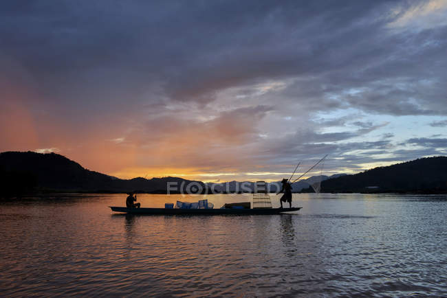 Silhouette of Two fishermen in boat on Mekong river, Thailand — Stock Photo