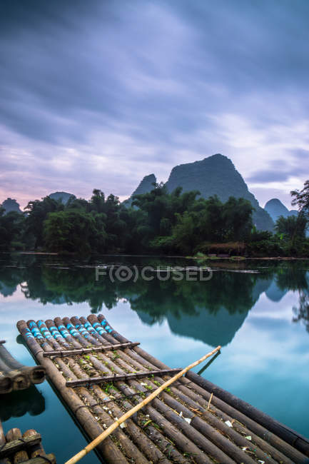 Radeau en bois de bambou, rivière Yulung, Yangshou, Chine — Photo de stock