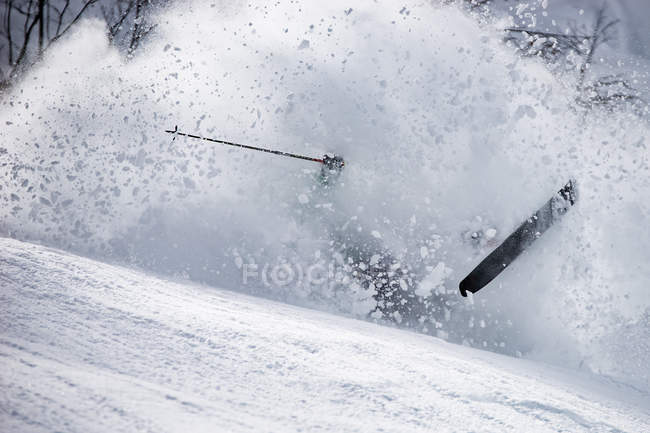 Skieur tombant dans la neige, Alpes, Gastein, Autriche — Photo de stock