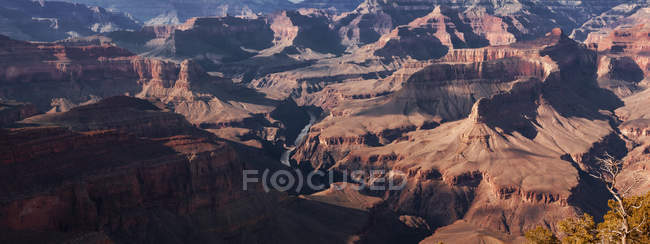 Vista panorámica del Gran Cañón desde Pima Point a lo largo del sendero del ermitaño, Arizona, EE.UU. - foto de stock