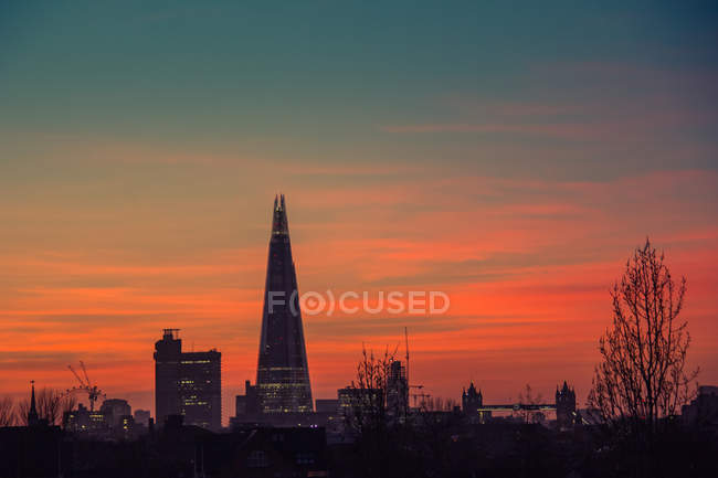 Vista panorámica del horizonte de la ciudad al atardecer, Londres, Inglaterra, Reino Unido - foto de stock