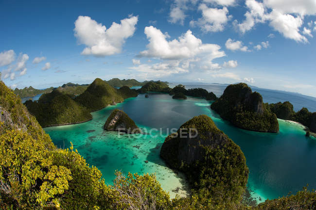 Vue panoramique sur les îles tropicales et les baies, Sorong, Papouasie occidentale, Indonésie — Photo de stock