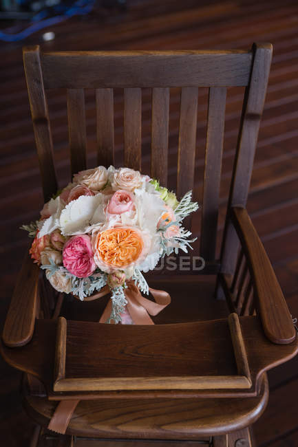Красочный свадебный букет на деревянном стуле — стоковое фото