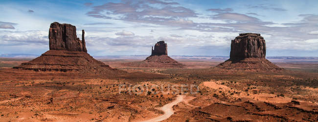 Мальовничим видом величний пам'ятник долини, Арізона, Америка, США — стокове фото