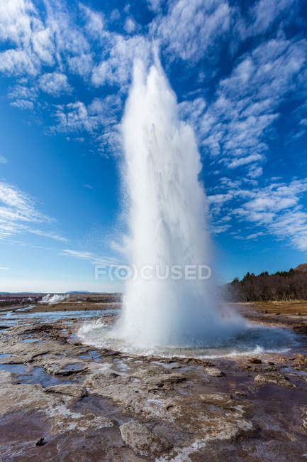 Islanda, Strokkur, veduta panoramica dell'eruzione del geyser — Foto stock