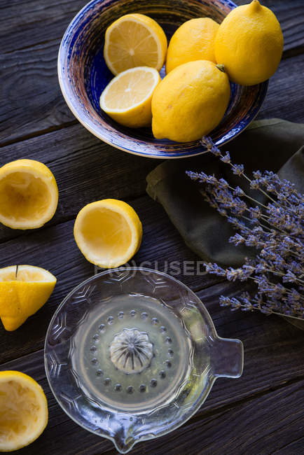 Top view of lemons and lavender on wooden table — Stock Photo