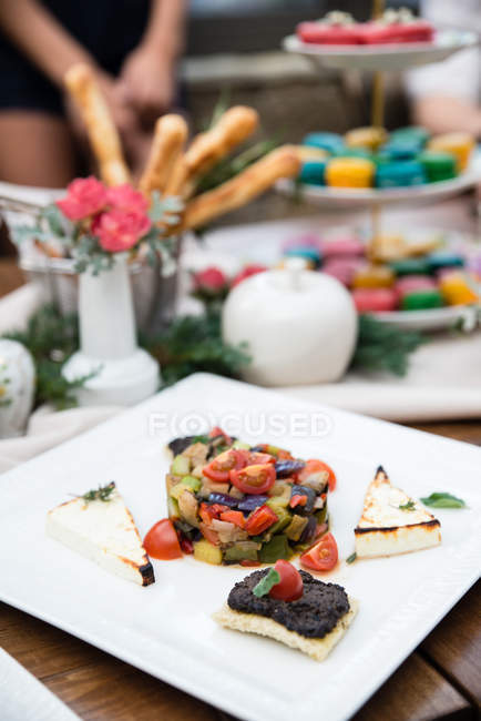 Legumes assados com bruschetta de azeitona e pão no prato — Fotografia de Stock