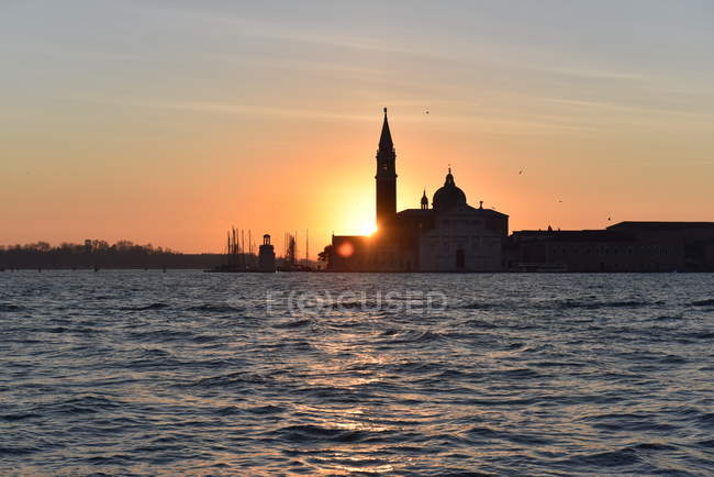 Silhouette de la ville skyline au lever du soleil, Venise, Italie — Photo de stock