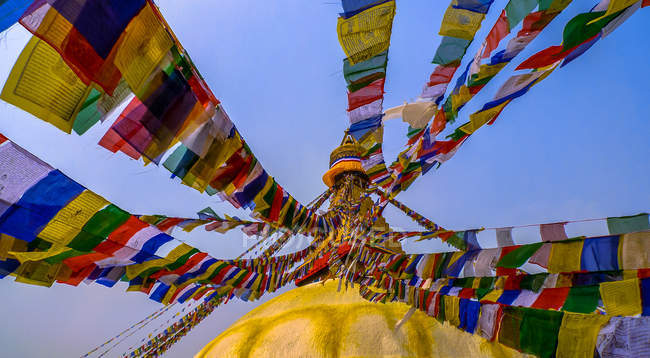 Низький кут зору молитовні прапори, ступа Boudhanath, Непал — Stock Photo