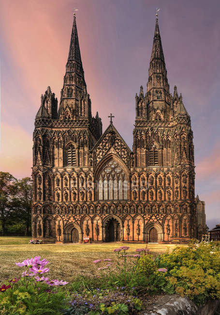 Frente Oeste de la Catedral de Lichfield, Staffordshire, Reino Unido - foto de stock