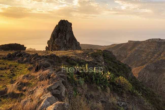 Vista panorámica del amanecer en las montañas, La Gomera, Islas Canarias, España - foto de stock
