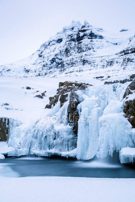Primer plano de la cascada de Kirkjufellfoss congelada, Grundafjordur, Islandia - foto de stock