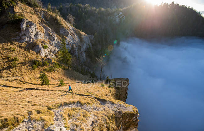 Woman Trail Running in the Mountains above the Clouds, Salzburg, Áustria — Fotografia de Stock