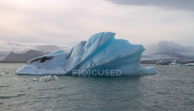 Vue panoramique de l'iceberg flottant dans la lagune de Joekulsarlon, Islande — Photo de stock