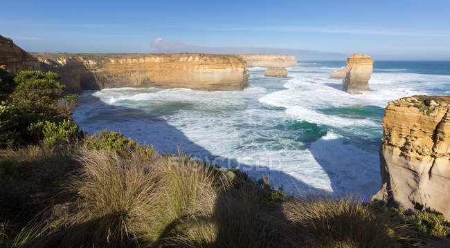 Vista panorámica de formaciones rocosas cerca de Great Ocean Road, Victoria, Australia - foto de stock