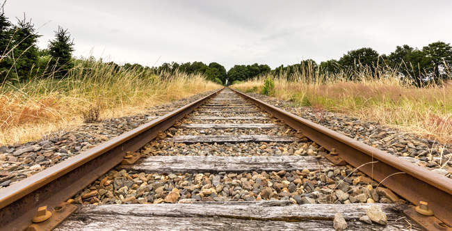 Мальовничим видом залізниці відстежувати, Енсхеде, Overijssel, Нідерланди — стокове фото
