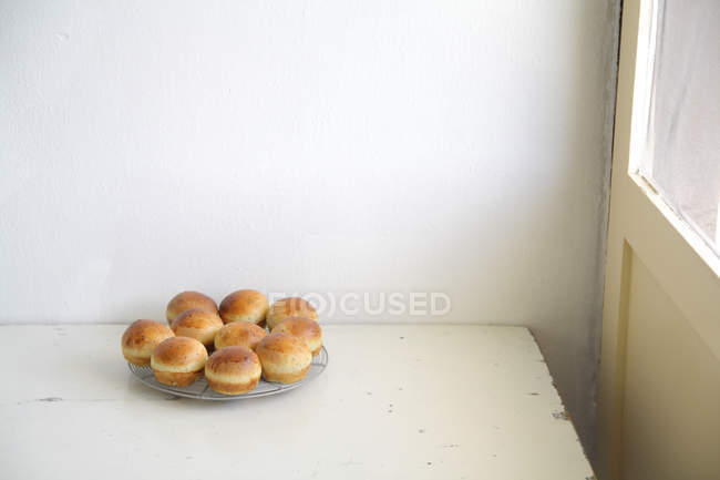 Plateau de petits pains fraîchement cuits sur fond blanc — Photo de stock