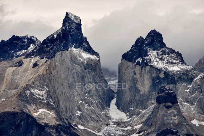 Majestuosa vista de las famosas montañas, Torres del Paine, Chile - foto de stock