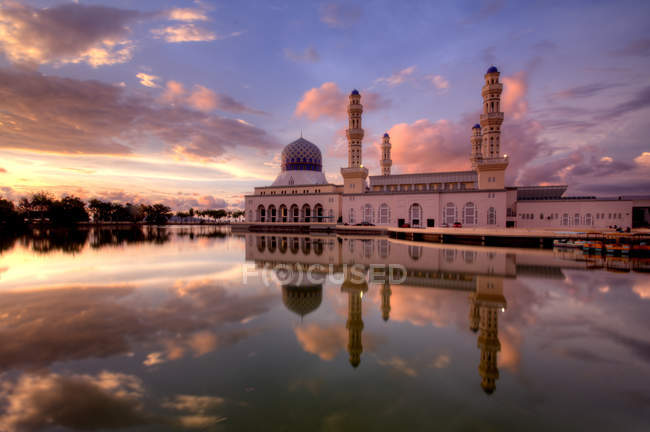 Vista panorámica de la ciudad de Kota Kinabalu Mezquita flotante, Sabah Borneo, este de Malasia - foto de stock
