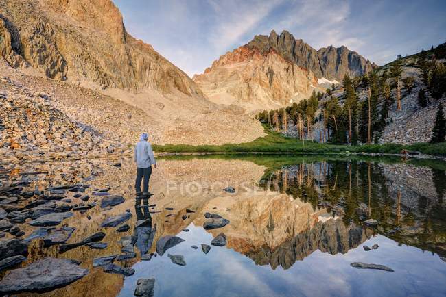 Человек, стоящий на красивом озере, Национальный лес Иньо, Калифорния, Америка, США — стоковое фото