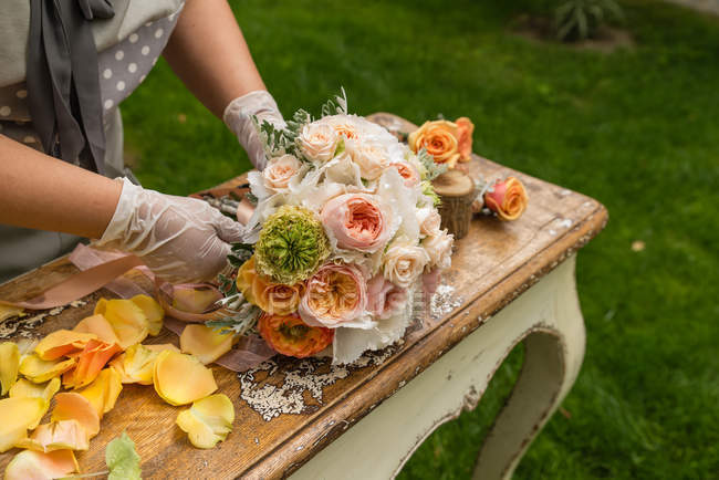 Imagem cortada de Mulher preparando buquê de flores — Fotografia de Stock