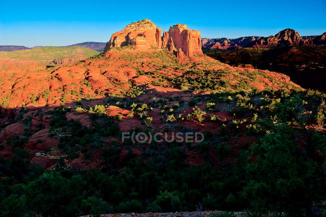 Vista panorámica de Cathedral Rock en la luz del sol, Sedona, Arizona, EE.UU. - foto de stock